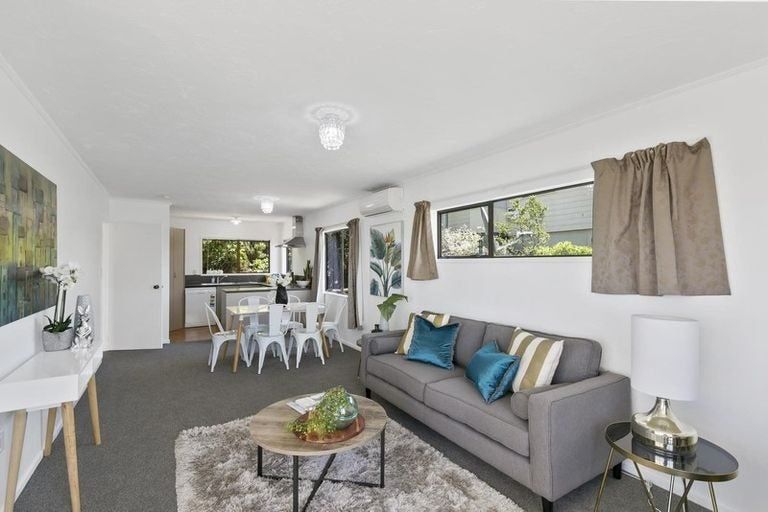 Photo of property in 11 Fernhaven Grove, Newlands, Wellington, 6037