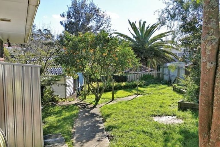 Photo of property in 105 Gossamer Drive, Pakuranga Heights, Auckland, 2010