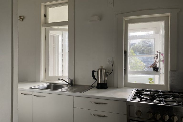 Photo of property in 18 Shoal Bay Road, Devonport, Auckland, 0624