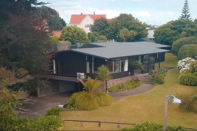 Photo of property in 345 Devonport Road, Tauranga, 3110