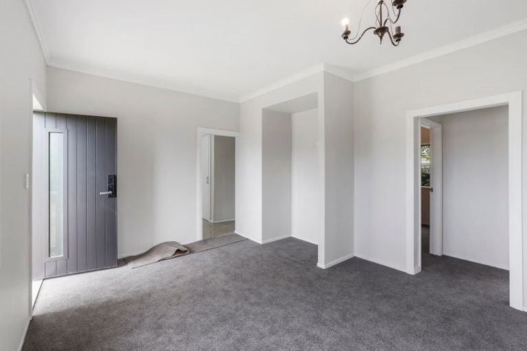Photo of property in 5 Waiari Road, Conifer Grove, Takanini, 2112