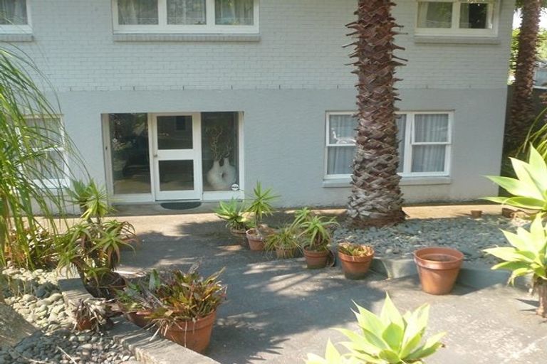 Photo of property in 17 Kelston Street, New Lynn, Auckland, 0600