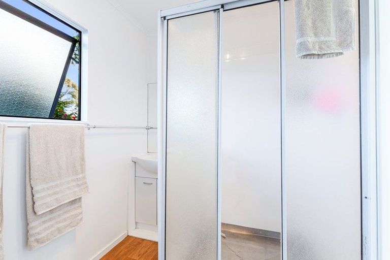 Photo of property in 1/6 Peterhouse Place, West Harbour, Auckland, 0618