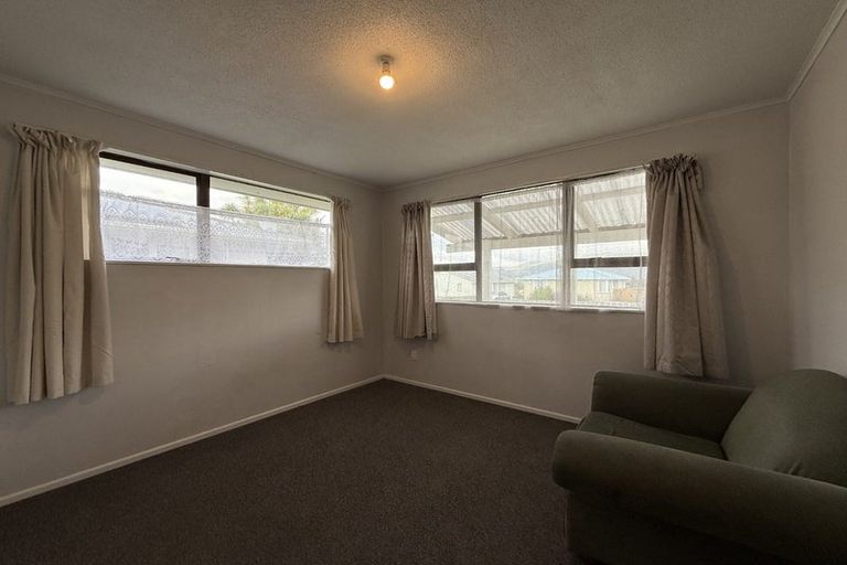 Photo of property in 10 Somerset Place, Cannons Creek, Porirua, 5024