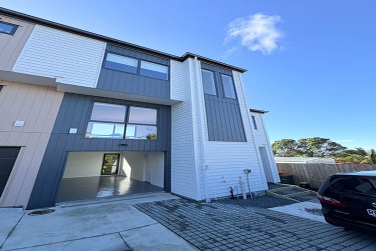 Photo of property in 27d Te Atatu Road, Te Atatu South, Auckland, 0610