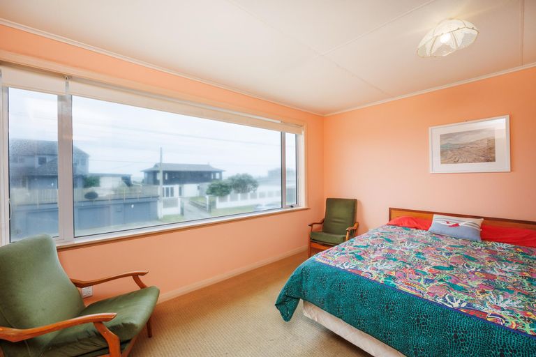 Photo of property in 19 Marine Parade South, Foxton Beach, Foxton, 4815