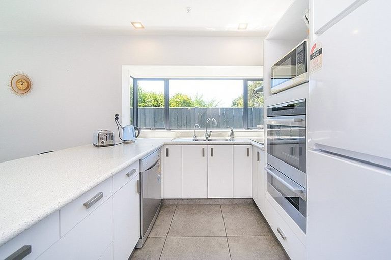 Photo of property in 17 Woburn Place, Takaro, Palmerston North, 4412