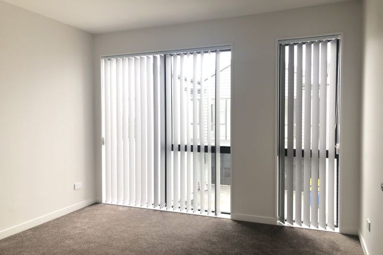 Photo of property in 2/21 Akoranga Drive, Northcote, Auckland, 0627