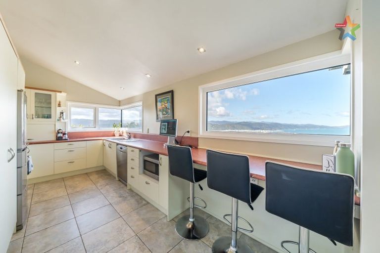 Photo of property in 2 Taka Grove, Normandale, Lower Hutt, 5010