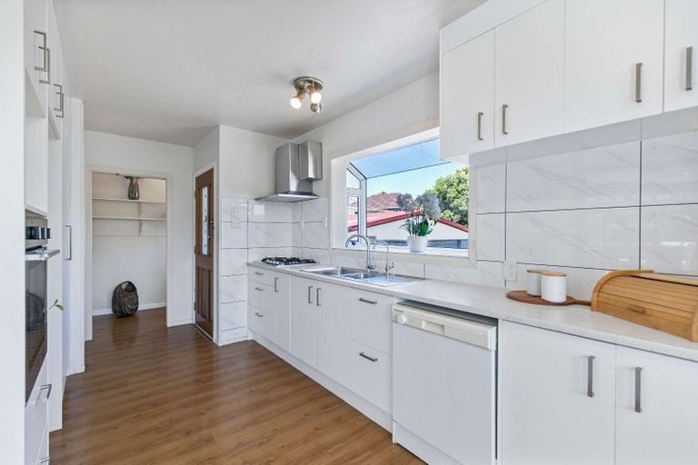 Photo of property in 34 La Rosa Street, Green Bay, Auckland, 0604