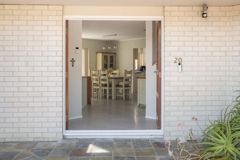 Photo of property in 20 Tenbless Court, Unsworth Heights, Auckland, 0632