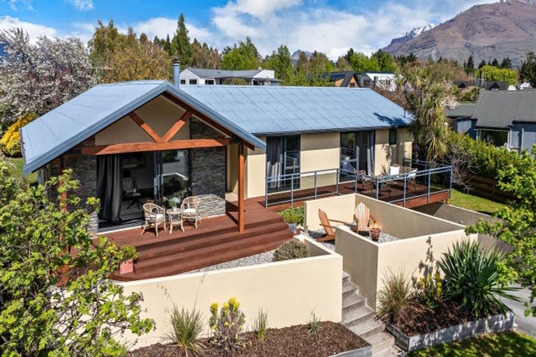 Photo of property in 35 Oregon Drive, Kelvin Heights, Queenstown, 9300