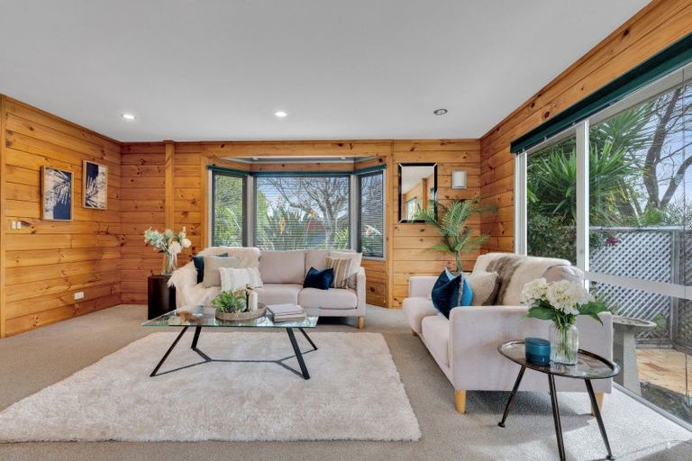 Photo of property in 34 Lochend Place, Highland Park, Auckland, 2010