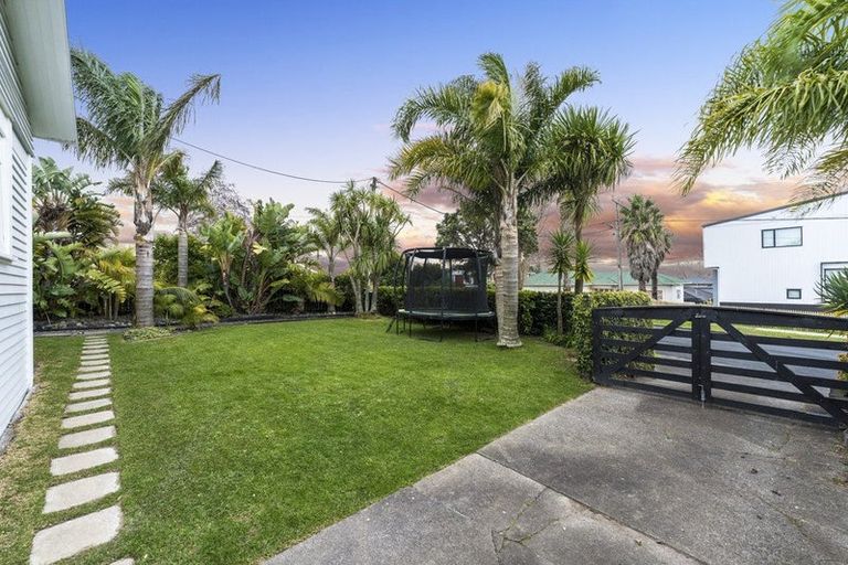 Photo of property in 13 Elcoat Avenue, Henderson, Auckland, 0612