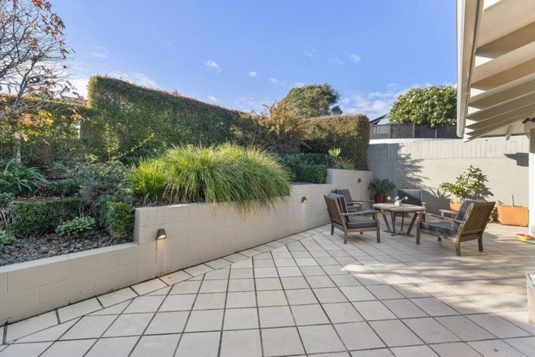 Photo of property in 6 Langstone Place, Chatswood, Auckland, 0626