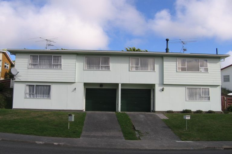 Photo of property in 32 Colchester Crescent, Newlands, Wellington, 6037