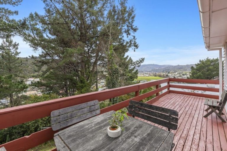 Photo of property in 11 Amundsen Grove, Stokes Valley, Lower Hutt, 5019