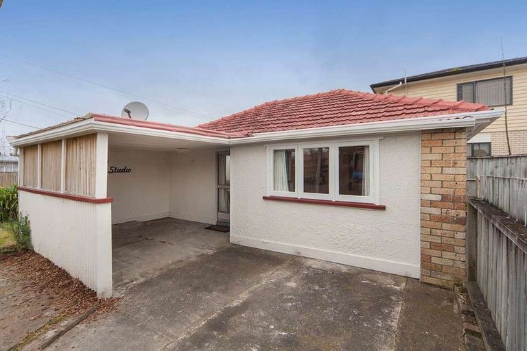 Photo of property in 35 Archibald Road, Kelston, Auckland, 0602