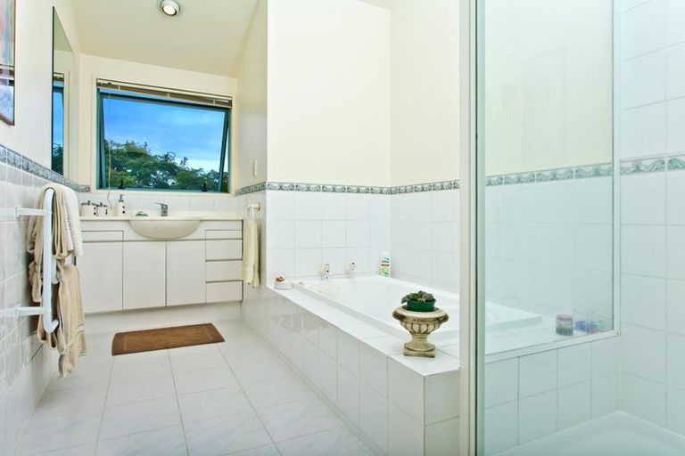 Photo of property in 2/42 Churchill Road, Murrays Bay, Auckland, 0630