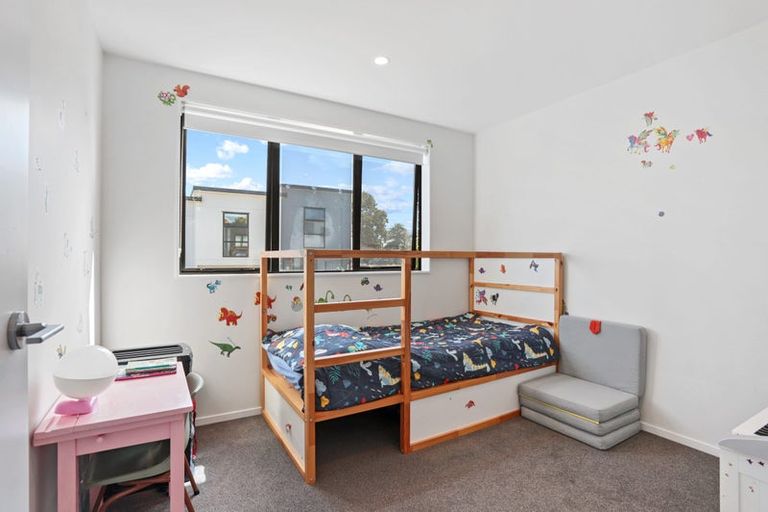 Photo of property in 5 Tokai Place, Glen Eden, Auckland, 0602