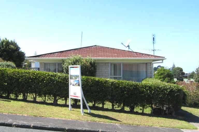 Photo of property in 2/16 Barker Rise, Northcross, Auckland, 0632