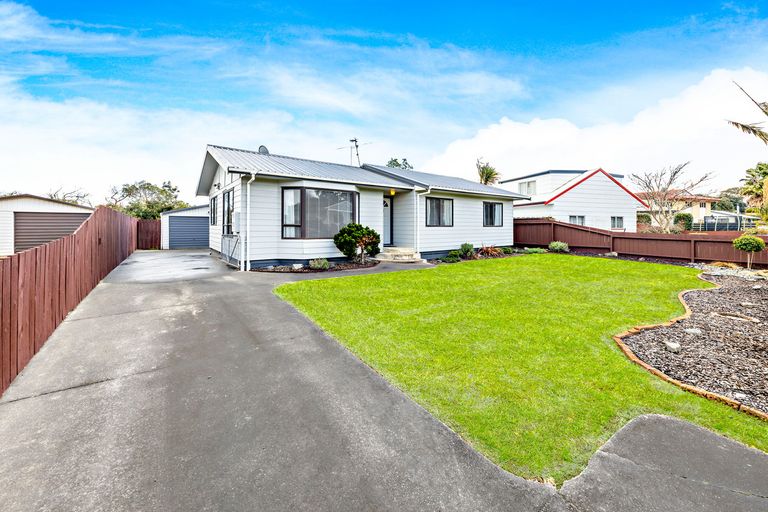 Photo of property in 28 Seaward Place, Wattle Downs, Auckland, 2103