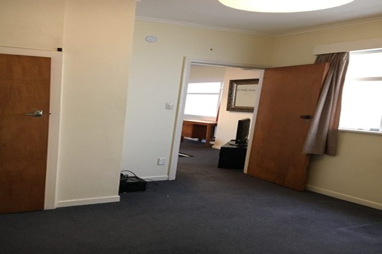 Photo of property in 82 Oriental Parade, Oriental Bay, Wellington, 6011