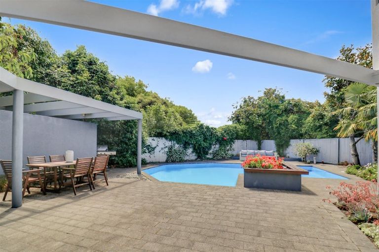 Photo of property in 9 Brockhall Lane, Avonhead, Christchurch, 8042