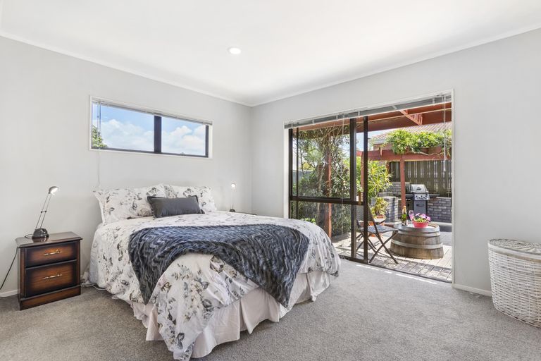 Photo of property in 15 Pinewood Grove, Botany Downs, Auckland, 2010