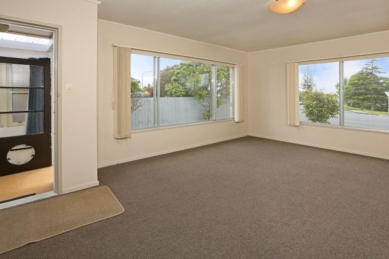 Photo of property in 1/130 Te Atatu Road, Te Atatu South, Auckland, 0610