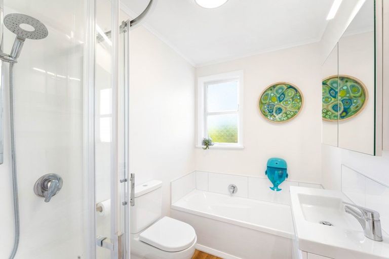 Photo of property in 32 Heretaunga Square, Silverstream, Upper Hutt, 5019