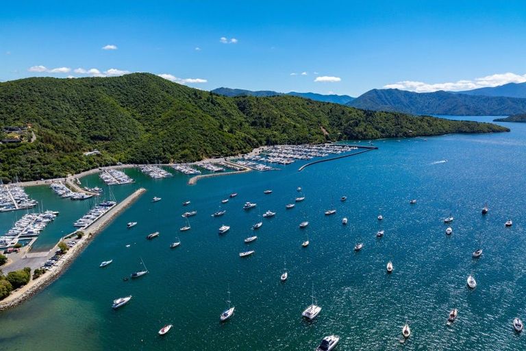 Photo of property in 2 Whaitere Place, Waikawa, Picton, 7220