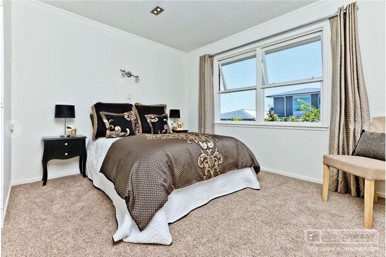 Photo of property in 2/4 Kowhai Road, Campbells Bay, Auckland, 0630