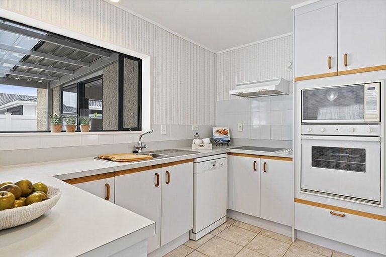 Photo of property in 15a Edward Avenue, Orewa, 0931