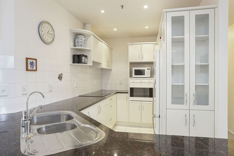 Photo of property in 1a/171 Hurstmere Road, Takapuna, Auckland, 0622