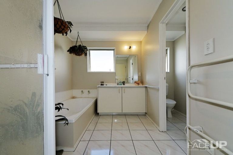 Photo of property in 9 Harbour Lights Close, West Harbour, Auckland, 0618