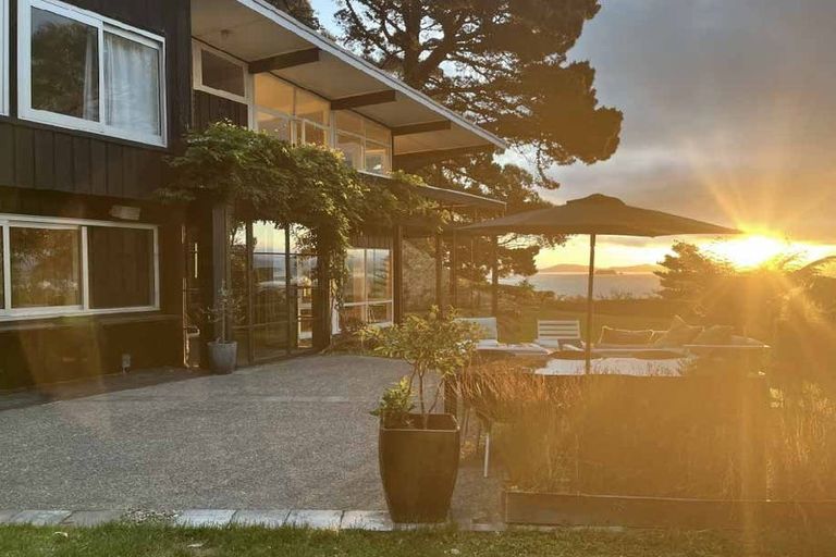 Photo of property in 11 Richmond Road, Mahina Bay, Lower Hutt, 5013