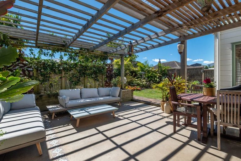 Photo of property in 2/13 Montgomery Avenue, Rothesay Bay, Auckland, 0630