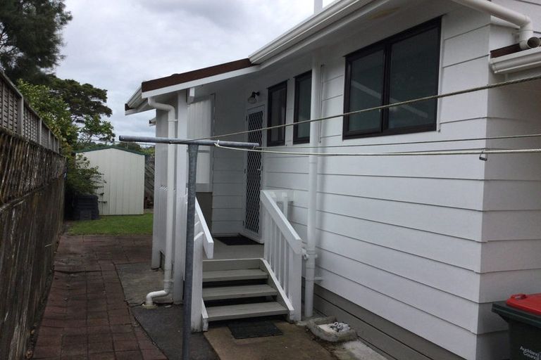 Photo of property in 1/7 Vardon Road, Green Bay, Auckland, 0604