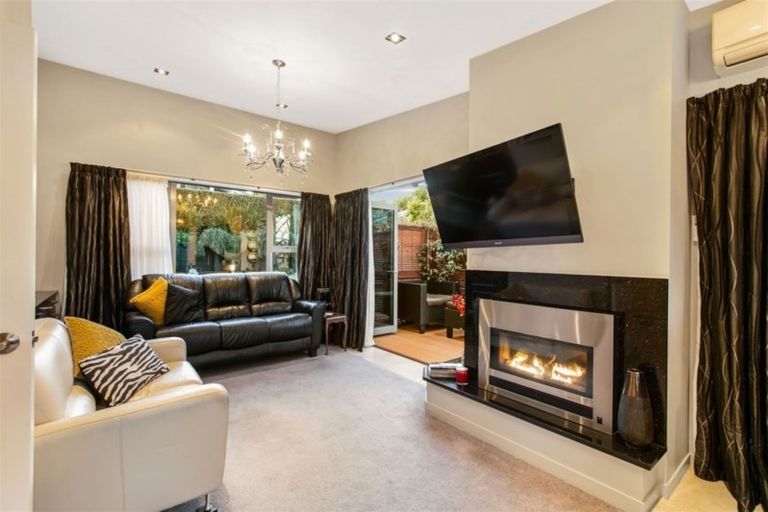 Photo of property in 5a Bernleigh Terrace, West Harbour, Auckland, 0618