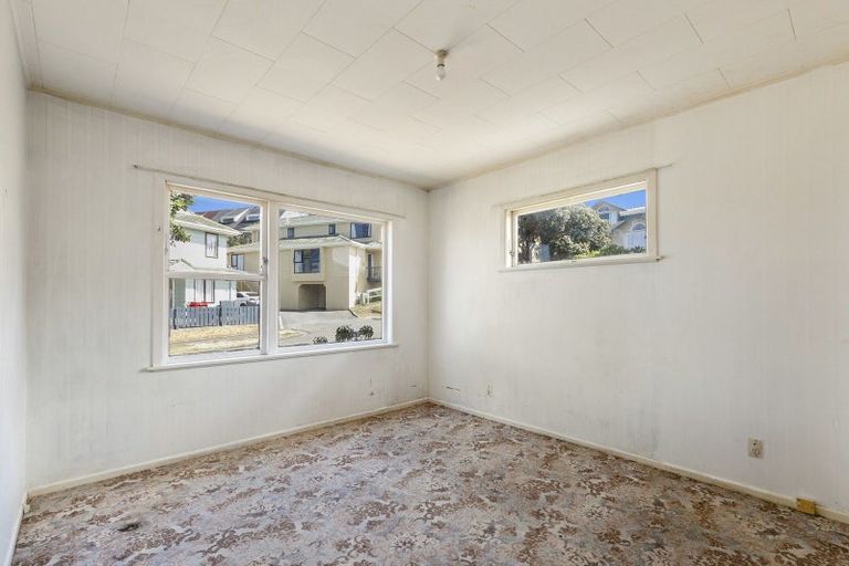 Photo of property in 26 Waiwera Crescent, Maupuia, Wellington, 6022