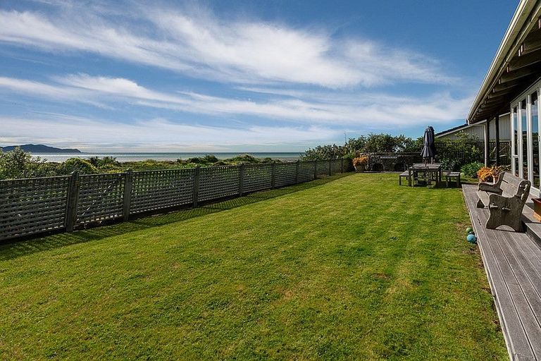 Photo of property in 41 Field Way, Waikanae Beach, Waikanae, 5036
