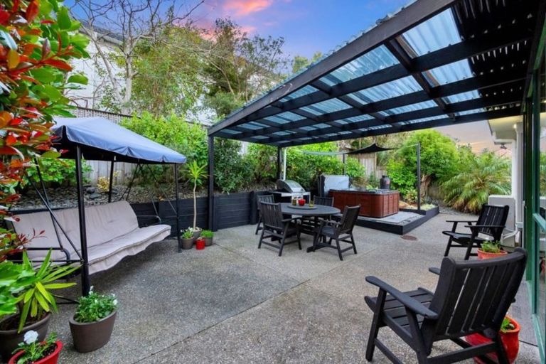 Photo of property in 2/8 Carrigans Close, Pinehill, Auckland, 0632