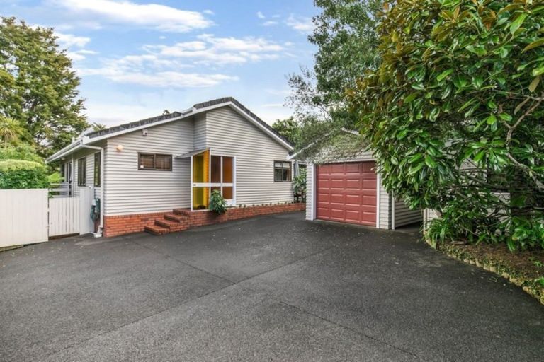 Photo of property in 2/5 Wernham Place, Northcote, Auckland, 0626