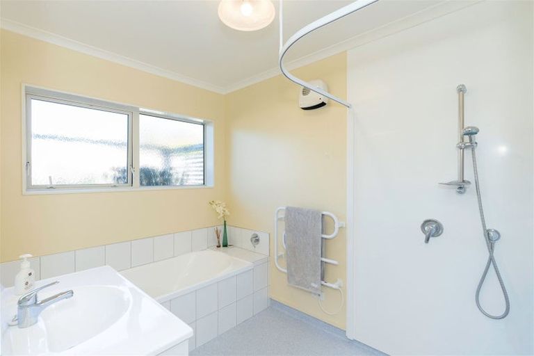 Photo of property in 98 Regent Drive, Paraparaumu Beach, Paraparaumu, 5032