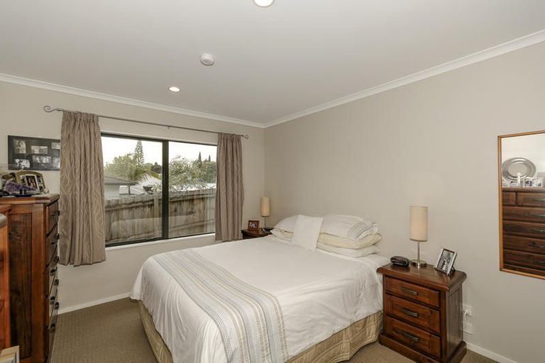 Photo of property in 10a Rena Place, West Harbour, Auckland, 0618