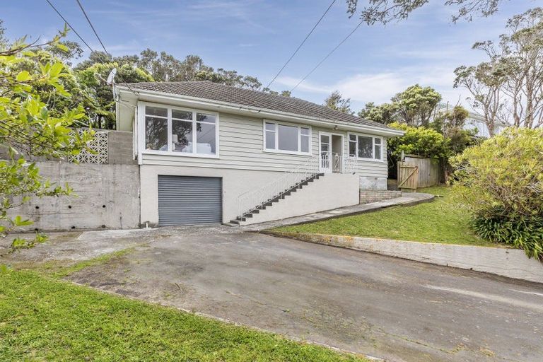 Photo of property in 7 Miles Crescent, Newlands, Wellington, 6037