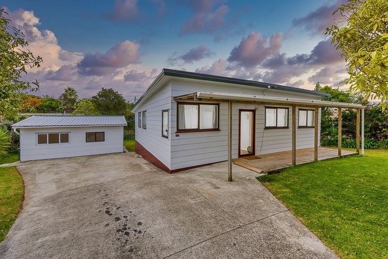 Photo of property in 114 Colwill Road, Massey, Auckland, 0614