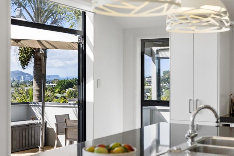 Photo of property in 15 Seagate Place, Red Beach, 0932