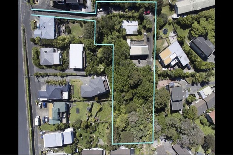 Photo of property in 323 Glenfield Road, Glenfield, Auckland, 0629